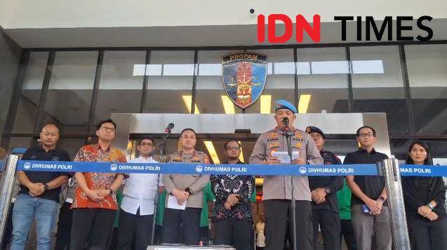 Polisi menunjukkan 7 orang pelaku pelindas driver ojek online, Jumat (29/8/2025). (IDN Times/Lia Hutasoit)