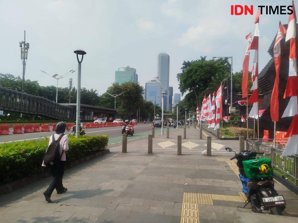 Suasana di dekat pintu gerbang Polda Metro Jaya, Jumat (29/8/2025). (IDN Times/Sandy Firdaus)
