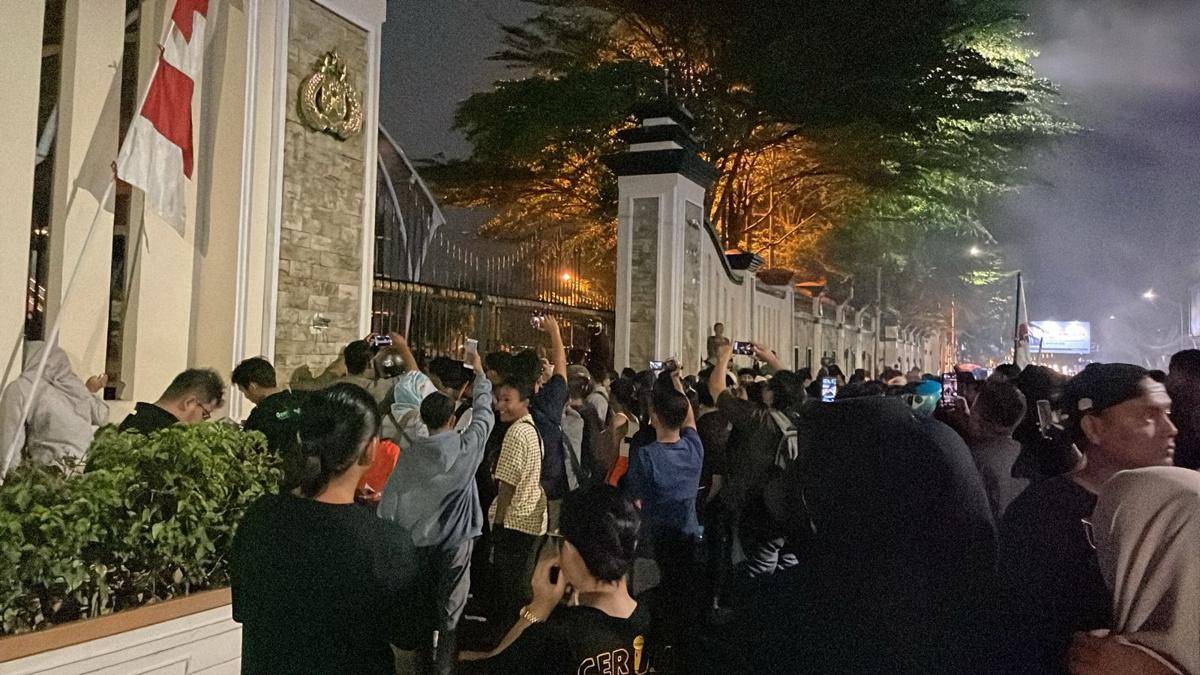 Massa aksi di Padang bertahan hingga malam, ngotot ingin menemui Kapolda Sumbar.