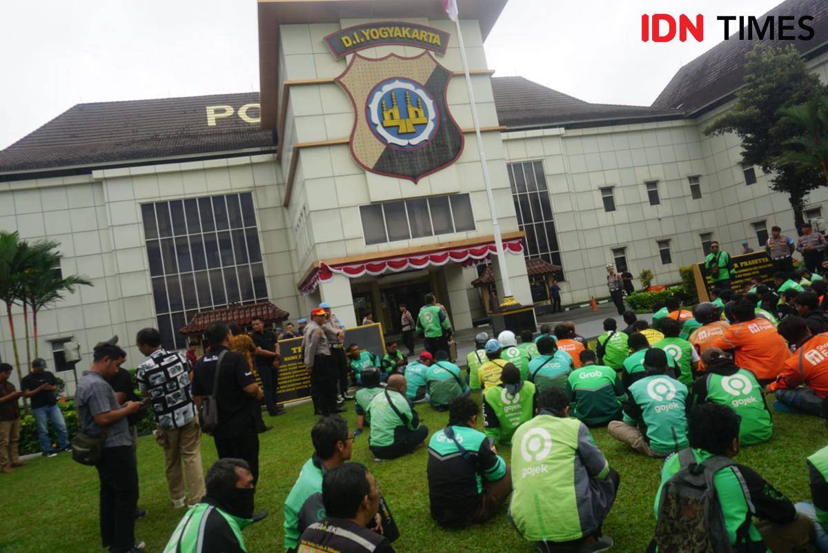 Ratusan pengemudi atau driver ojek online (ojol) menggelar aksi doa bersama di depan Mapolda DIY, Jumat (29/8/2025), untuk kematian Affan Kurniawan yang dilindas mobil rantis Brimob.