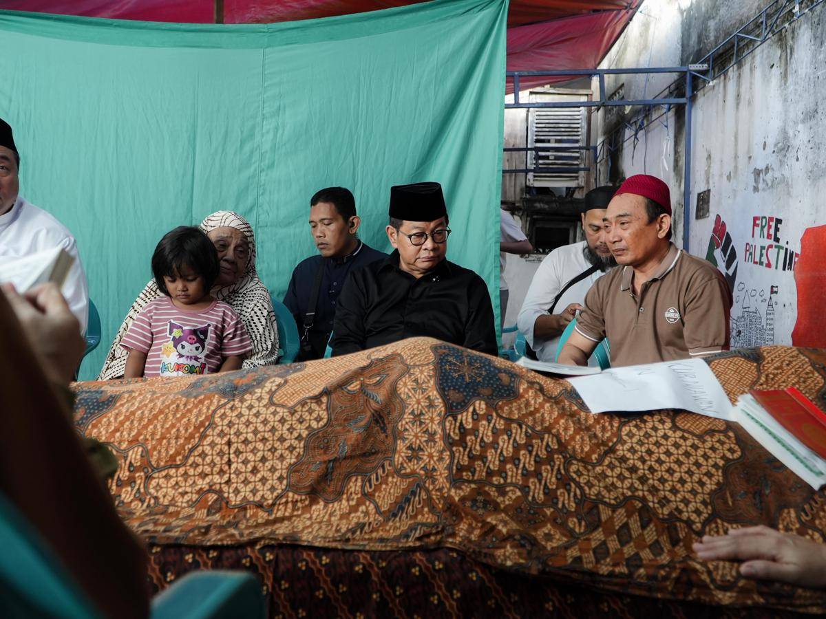 Gubernur DKI Jakarta, Pramono Anung melayat ke rumah duka driver ojol Affan Kurniawan yang tewas dilindas mobil rantis polisi. (Dok. Humas)
