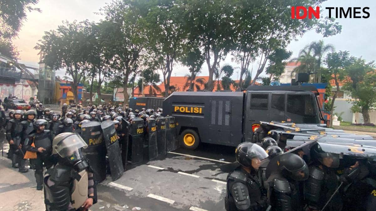 Massa Aksi Solidaritas Ojol di Surabaya Dipukul Mundur Aparat