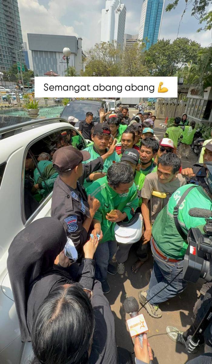 Ria Ricis kunjungi keluarga dan pemakaman Affan Kurniawan.