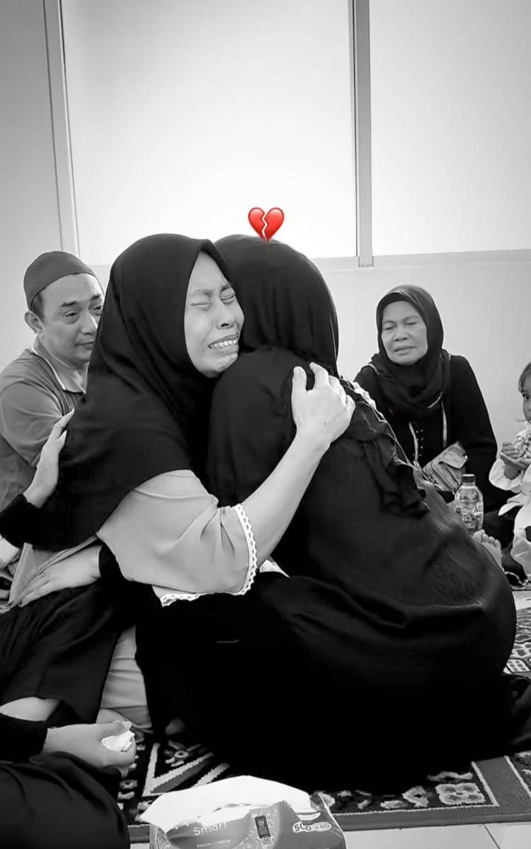 Ria Ricis kunjungi keluarga dan pemakaman Affan Kurniawan.