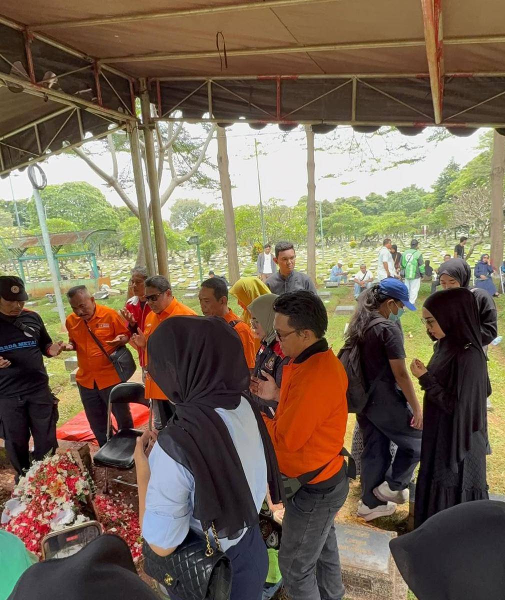 Ria Ricis kunjungi keluarga dan pemakaman Affan Kurniawan.