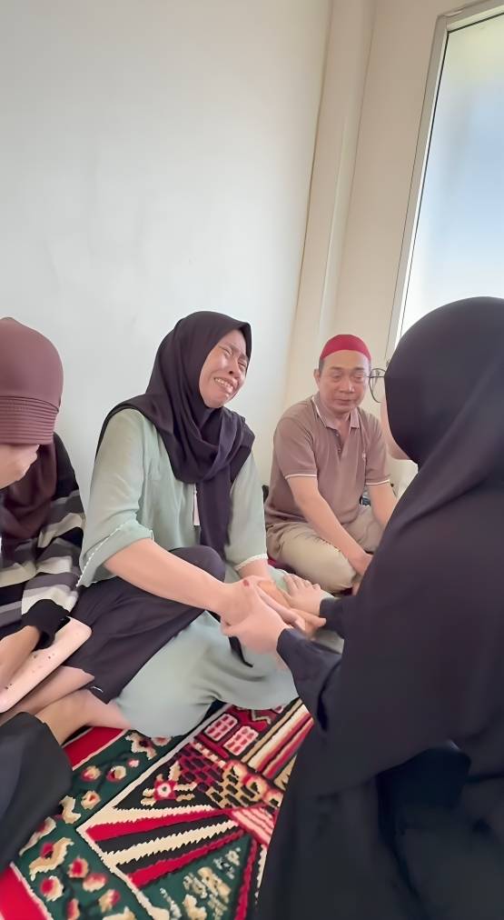 Ria Ricis kunjungi keluarga dan pemakaman Affan Kurniawan.