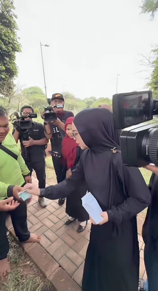 Ria Ricis kunjungi keluarga dan pemakaman Affan Kurniawan.