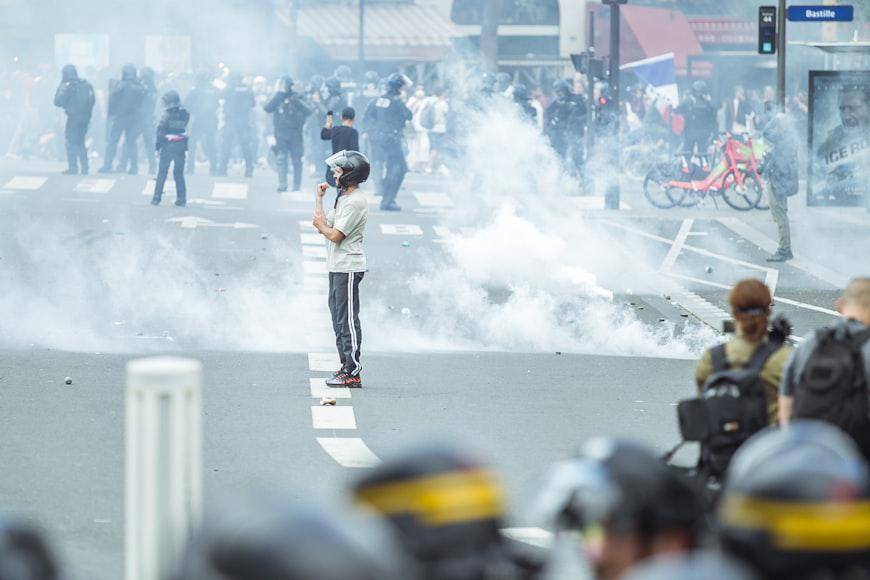 ilustrasi penggunaan gas air mata untuk membubarkan kerumunan massa (unsplash.com/Norbu GYACHUNG)