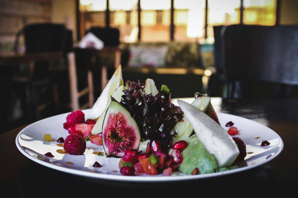 ilustrasi salad buah