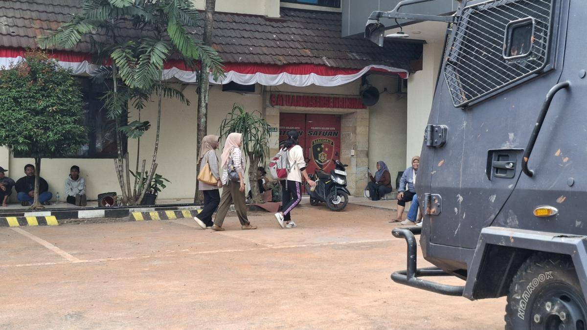 Situasi di depan Satreskrim Polresta Malang Kota. (IDN Times/Rizal Adhi Pratama)