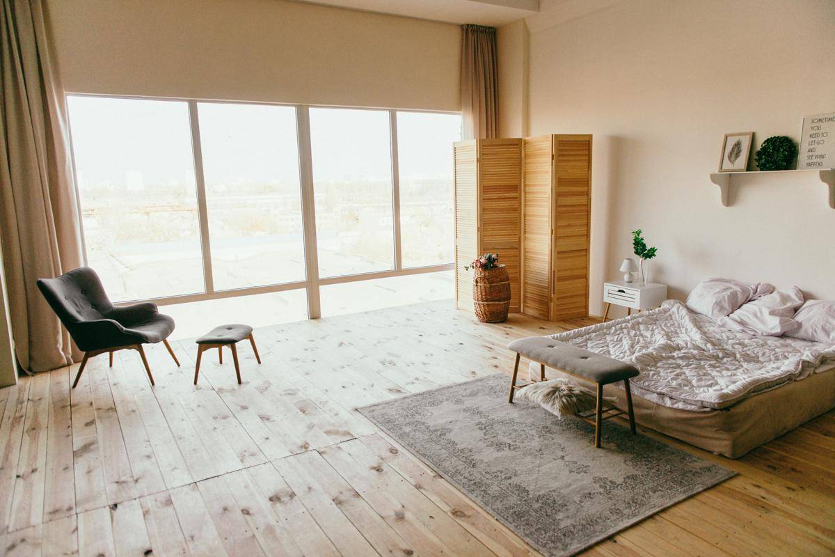 ilustrasi kamar tidur dengan lantai kayu (pexels.com/Dmitry Zvolskiy)