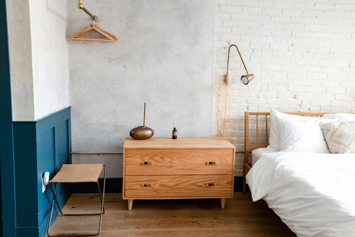ilustrasi kamar tidur dengan lantai kayu (pexels.com/Andrea Davis)s