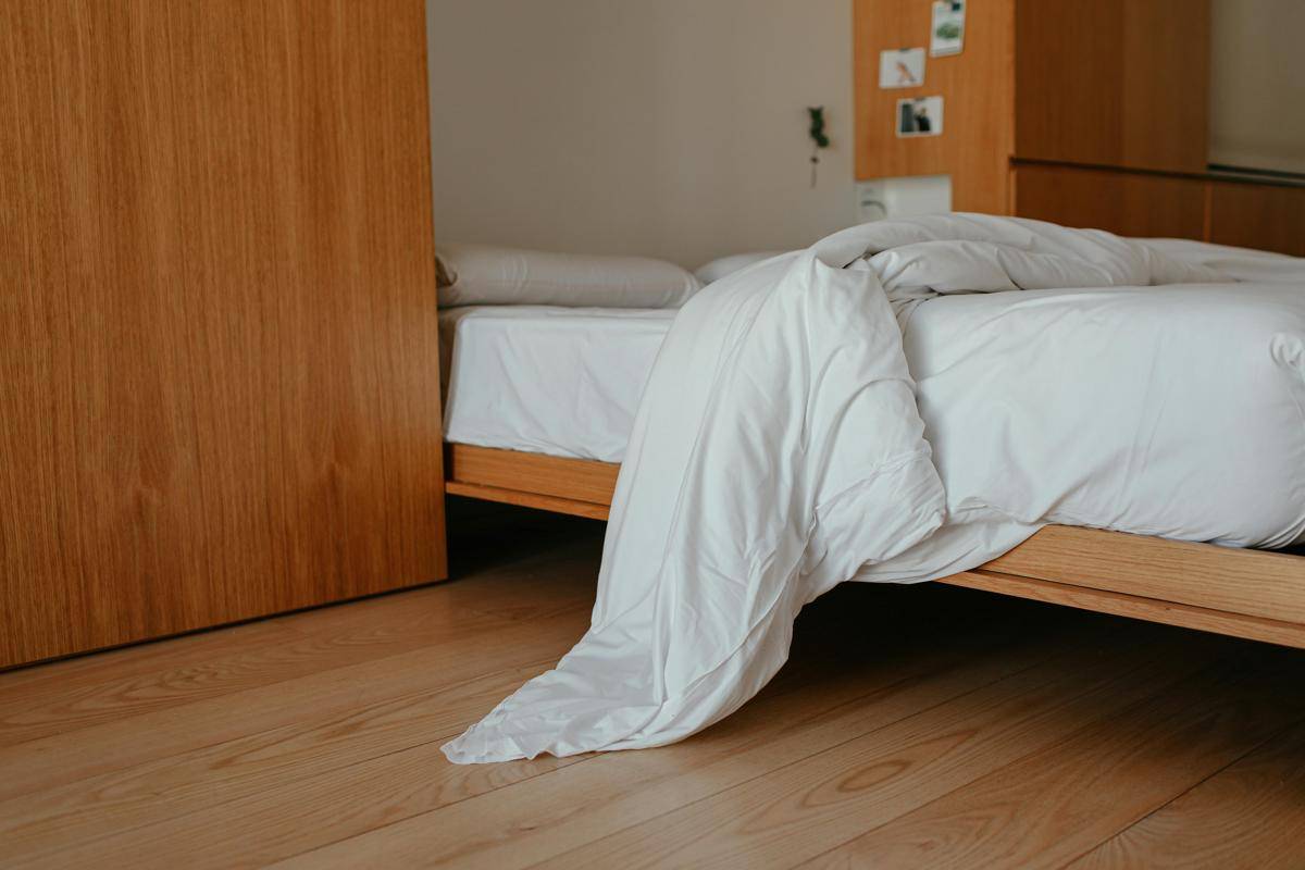 ilustrasi kamar tidur dengan lantai kayu (pexels.com/Cup of Couple)