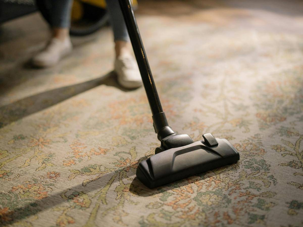 ilustrasi membersihkan lantai dengan vacuum cleaner