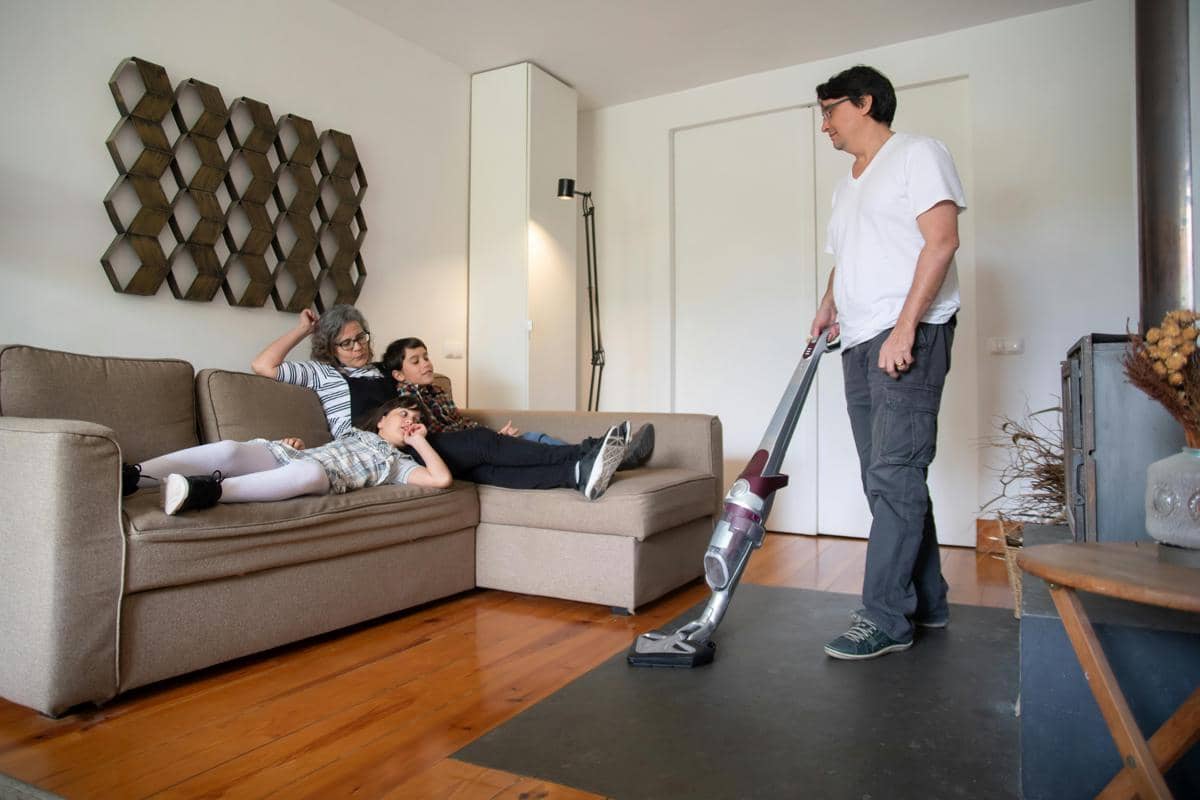 ilustrasi membersihkan lantai dengan vacuum cleaner