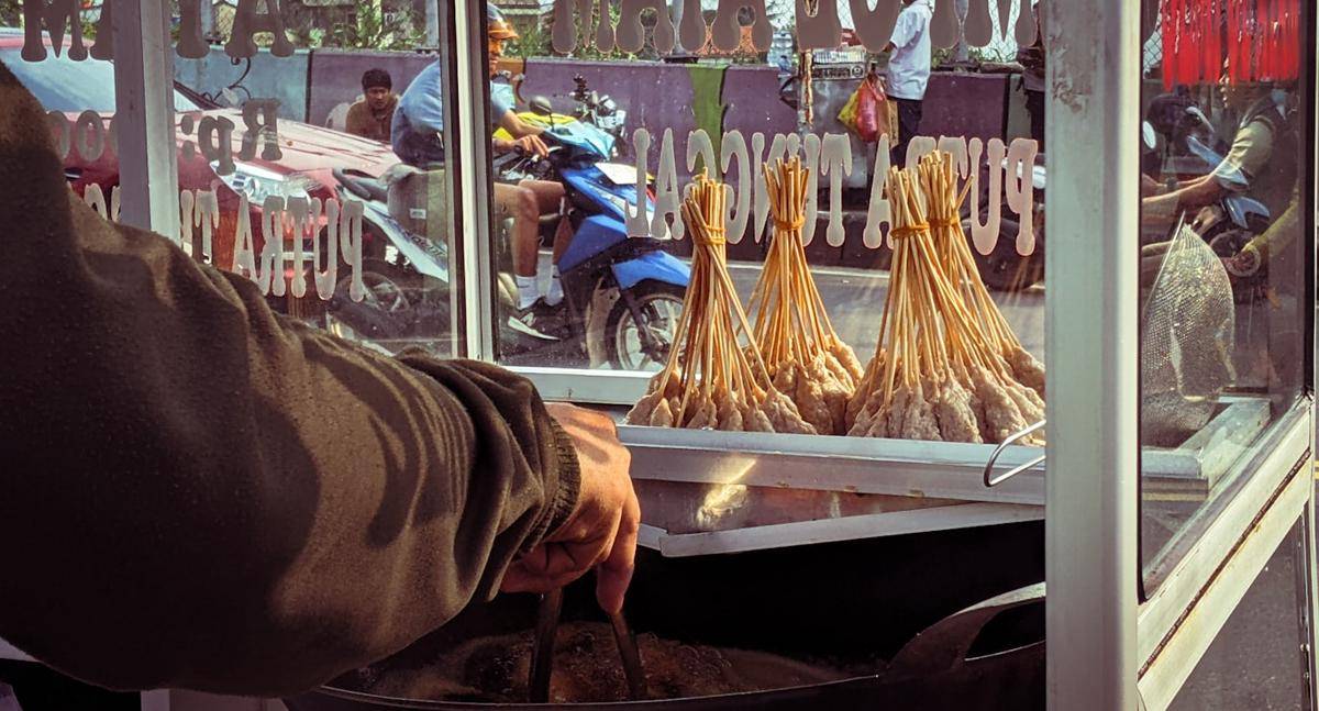 Ilustrasi street food (unsplash.com/@sadamhakim)