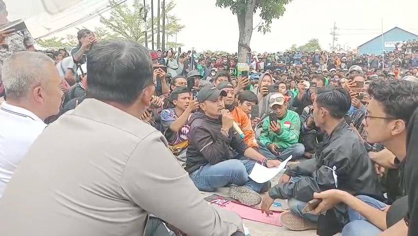 Suasana demo di depan kantor DPRD Kota Madiun. IDN Times/Riyanto.