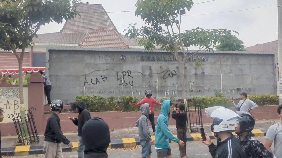 Suasana demo di depan kantor DPRD Kota Madiun. IDN Times/Riyanto.