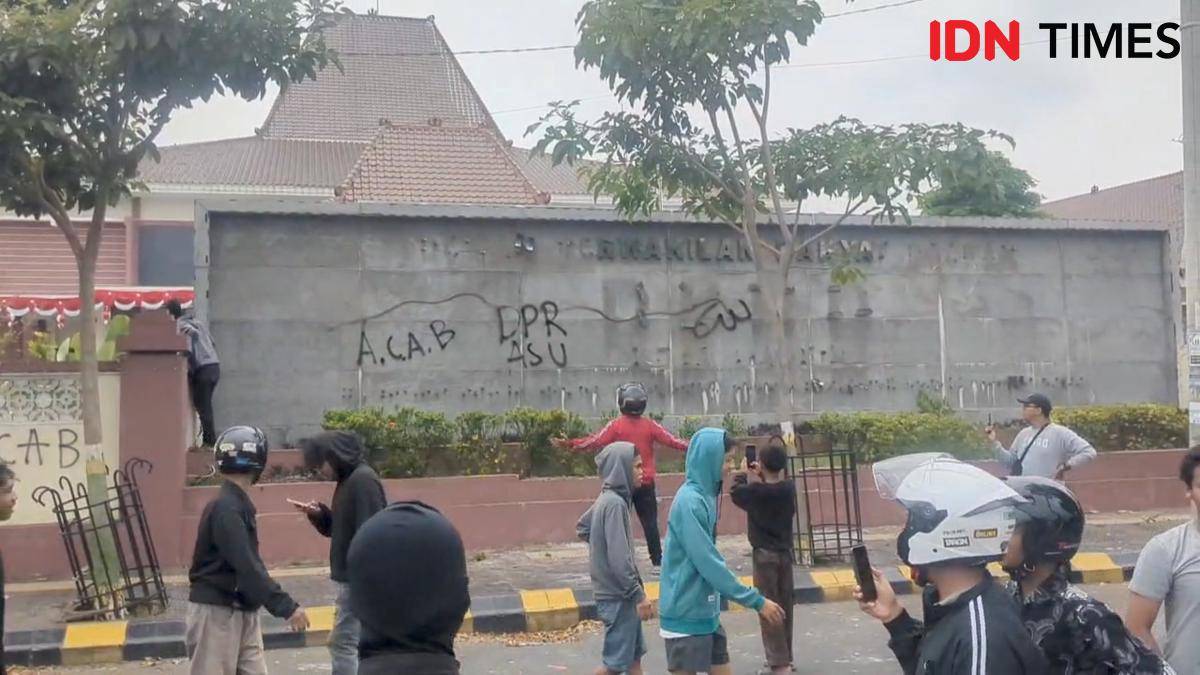 Suasana demo di depan kantor DPRD Kota Madiun. IDN Times/Riyanto.