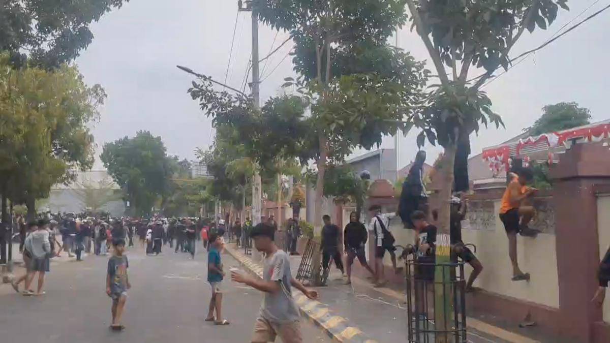Suasana demo di depan kantor DPRD Kota Madiun. IDN Times/Riyanto.