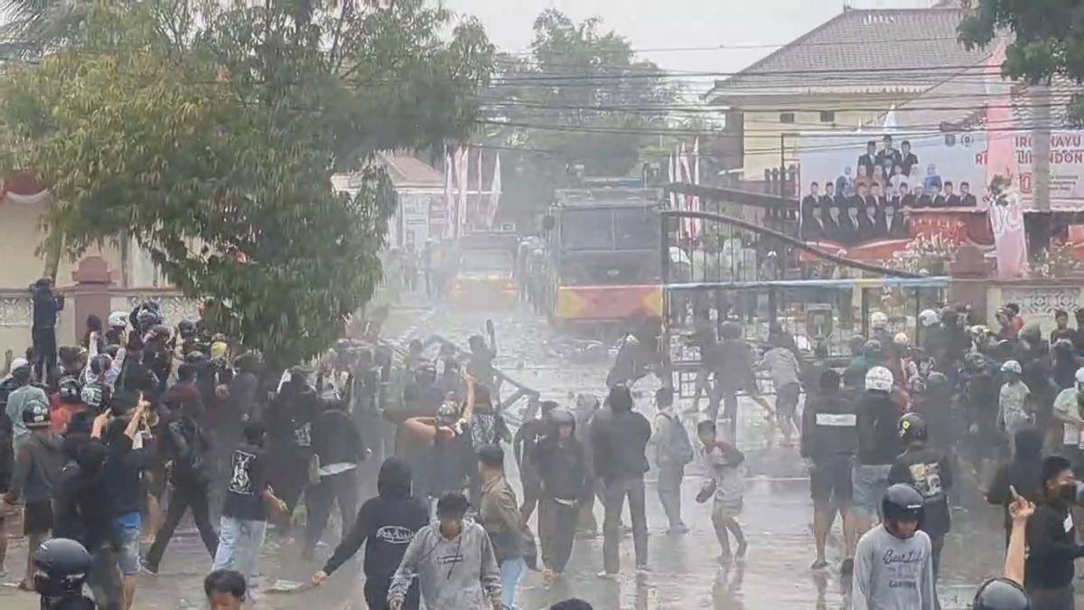 Suasana demo di depan kantor DPRD Kota Madiun. IDN Times/Riyanto.