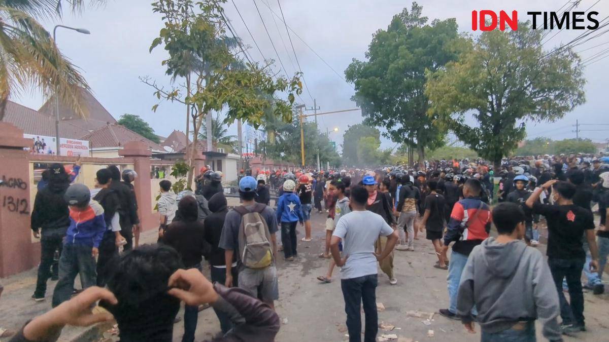 Massa yang menggelar aksi di depan Gedung DPRD Kota Madiun akhirnya membubarkan diri. IDN Times/Riyanto.