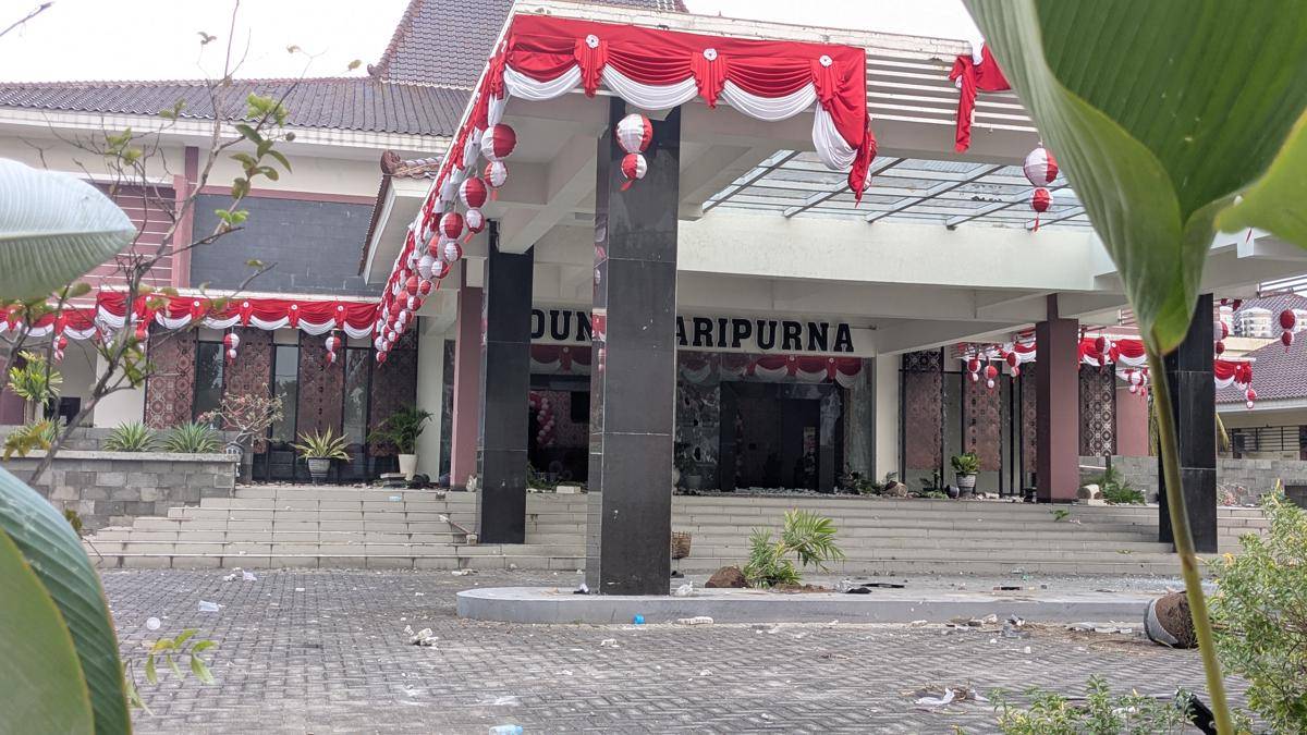 Massa yang menggelar aksi di depan Gedung DPRD Kota Madiun akhirnya membubarkan diri. IDN Times/Riyanto.