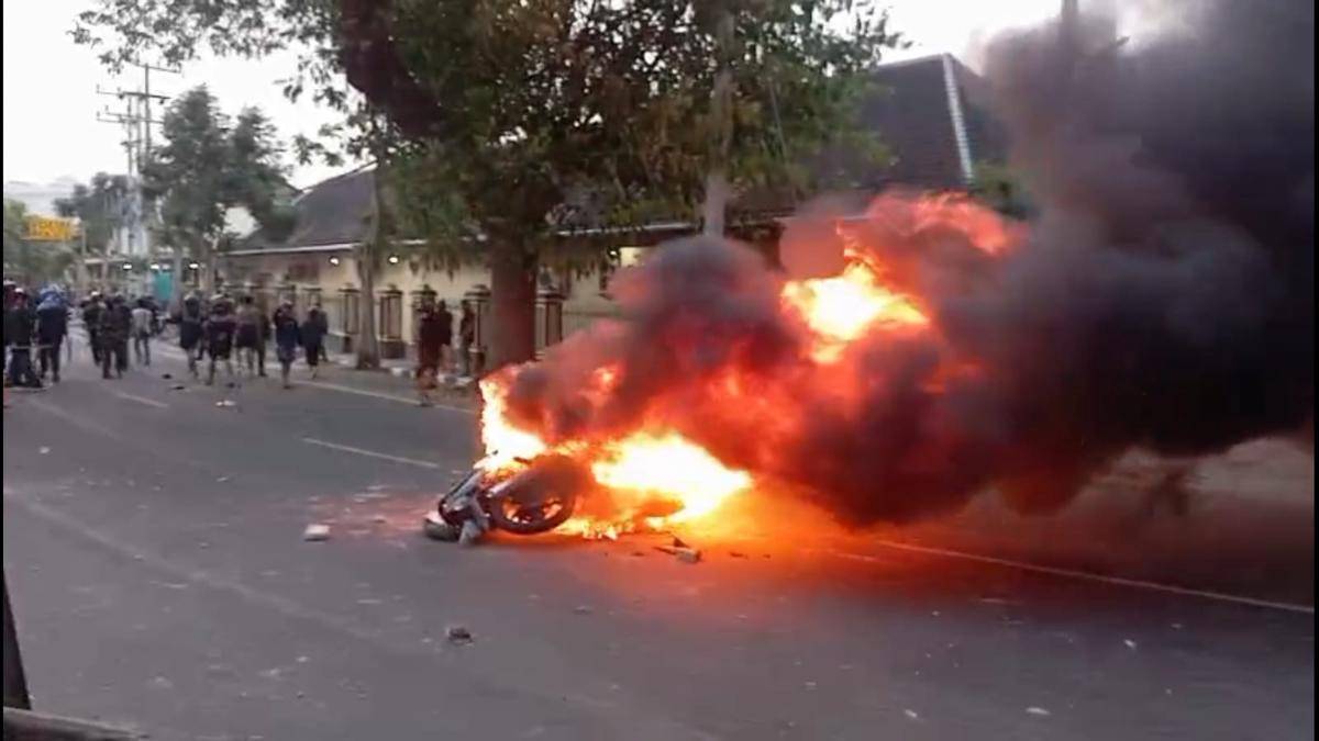 Aksi unjuk rasa di depan Mapolres Kediri Kota berjalan ricuh. IDN Times/istimewa
