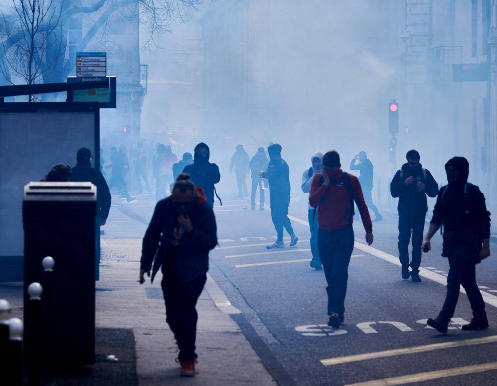 gambar sekelompok pendemo berlari menghindari gas air mata (unsplash.com/Jordan Bracco)