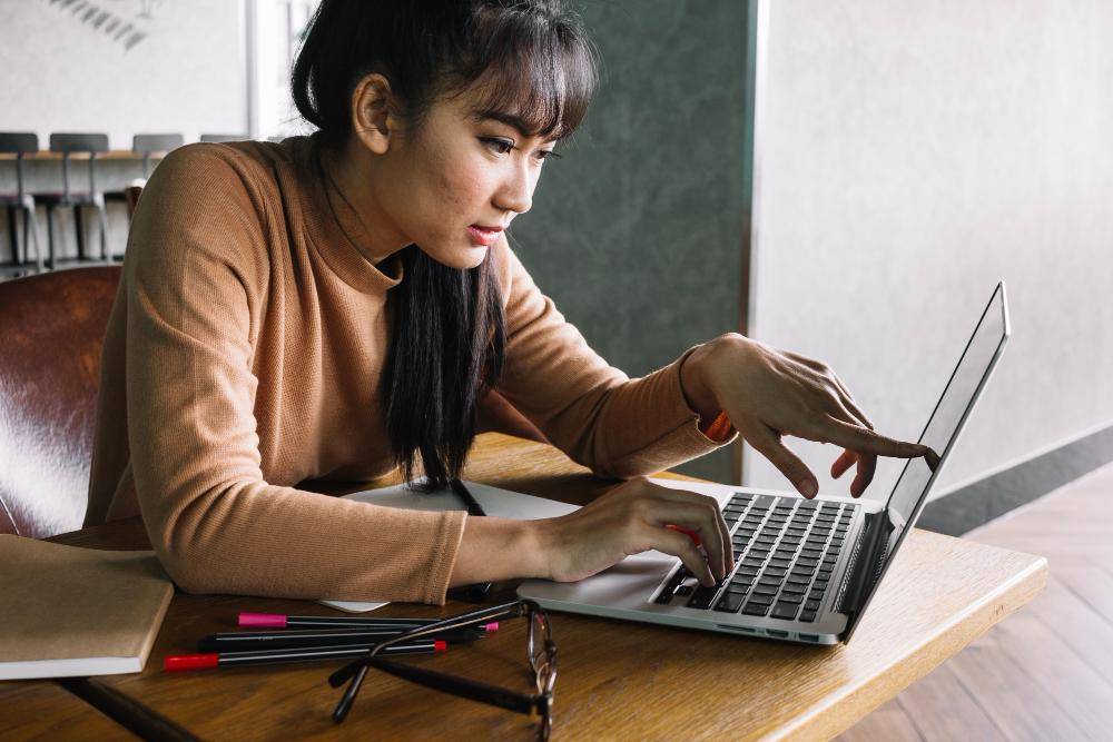 ilustrasi perempuan membaca artikel online (freepik.com/freepik)