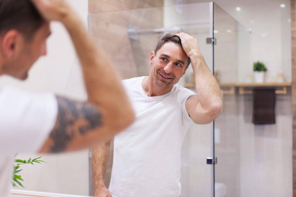 ilustrasi cowok menggunakan dry shampoo (freepik.com/freepik)