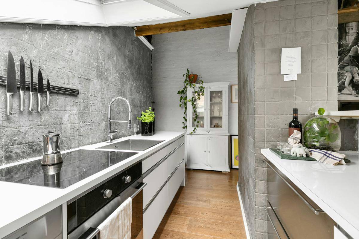dapur dengan cat abu-abu hangat (unplash.com/Alex Tyson)