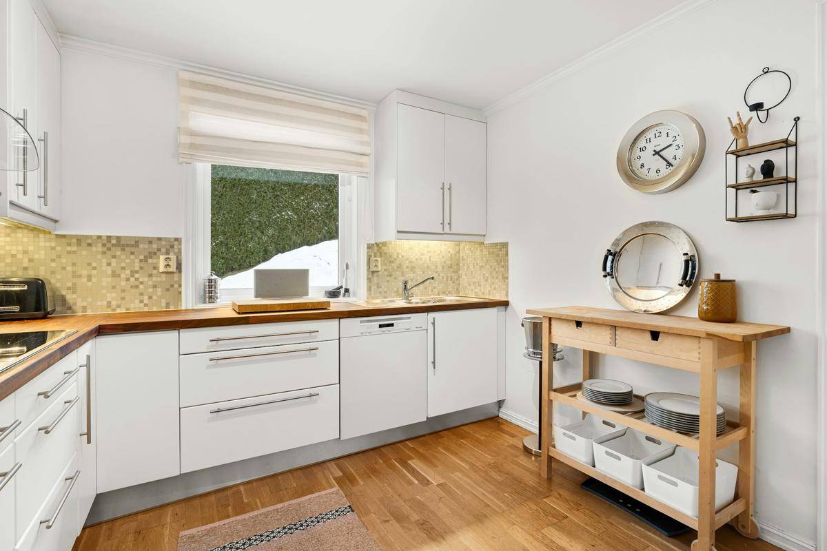 dapur dengan cat putih (unplash.com/Alex Tyson)