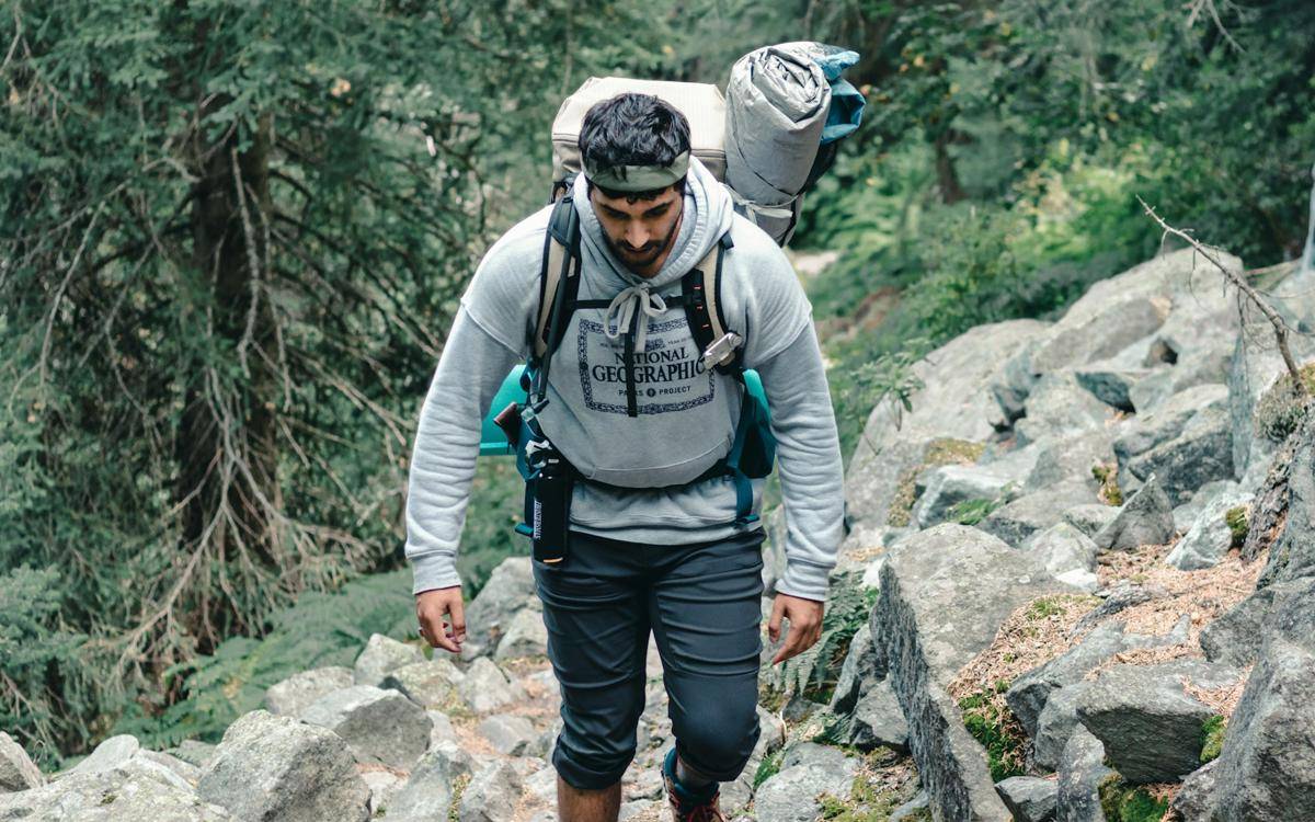 ilustrasi pria menggunakan carrier di gunung (unsplash.com/Ali Kazal)