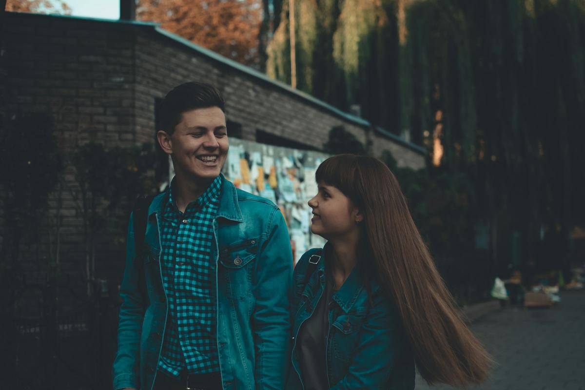 ilustrasi pasangan dengan attachment style yang sama (unsplash.com/Andriyko Podilnyk)