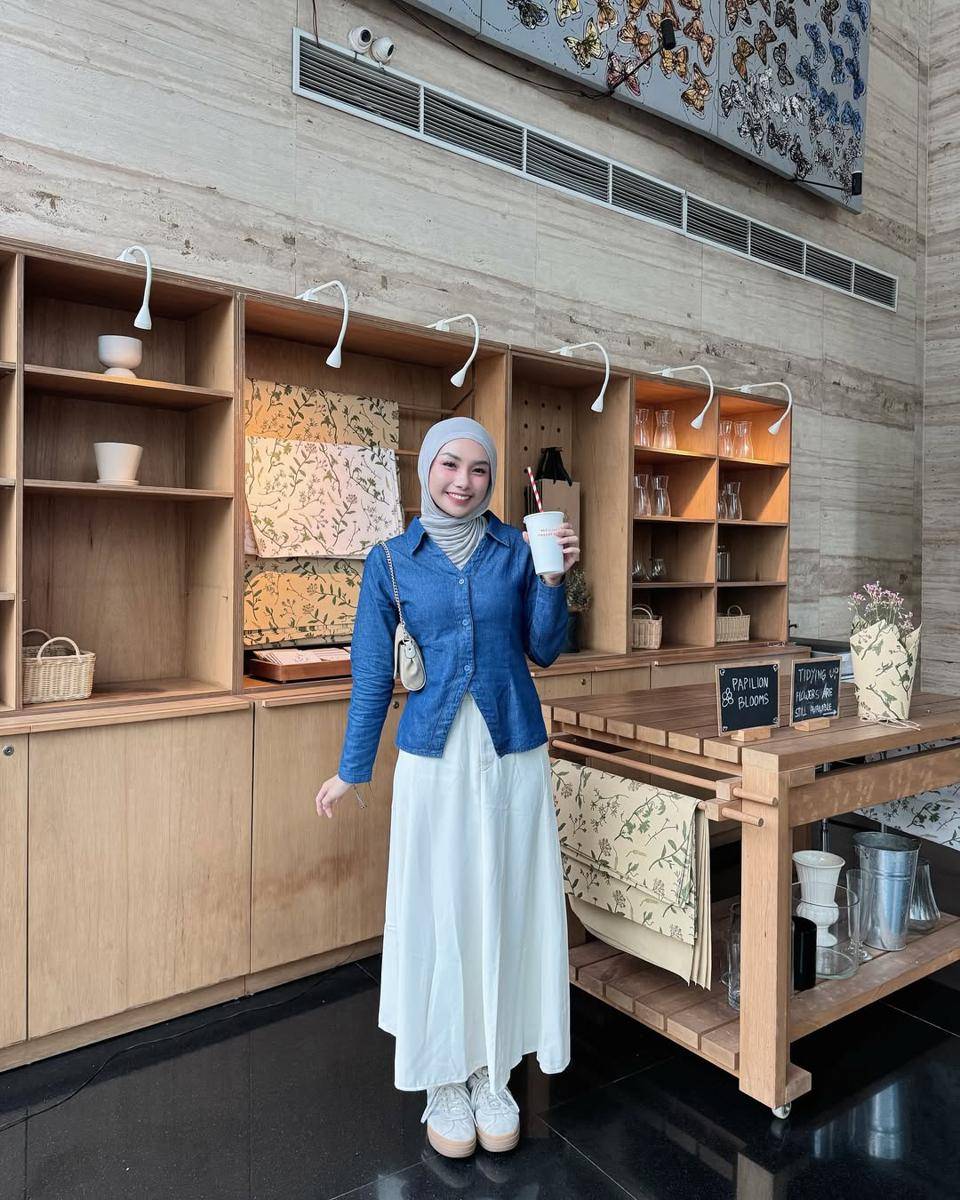 OOTD smart casual dengan rok (instagram.com/adyaasyra)