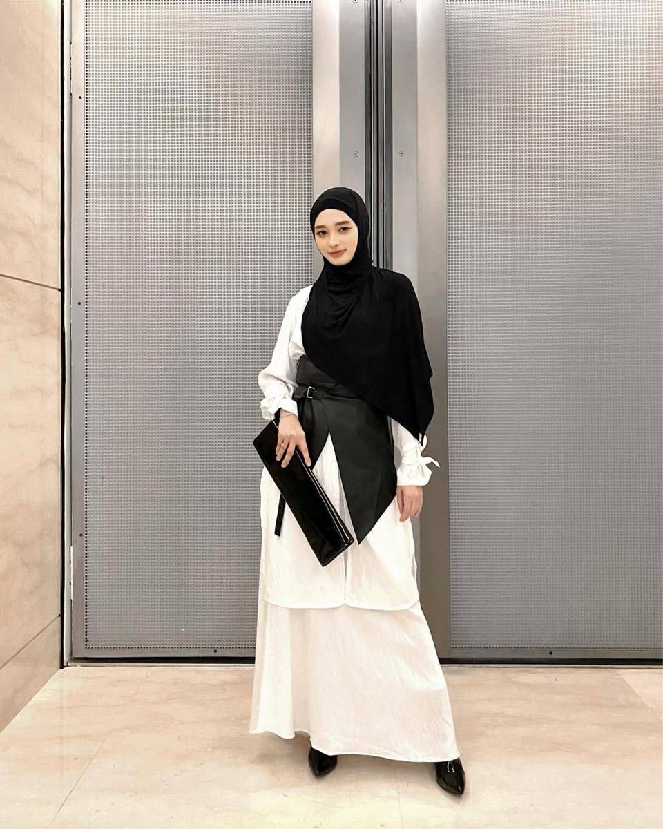 OOTD smart casual dengan rok (instagram.com/mommy_starla)