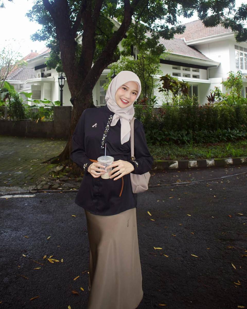 OOTD smart casual dengan rok (instagram.com/ameliandanii)