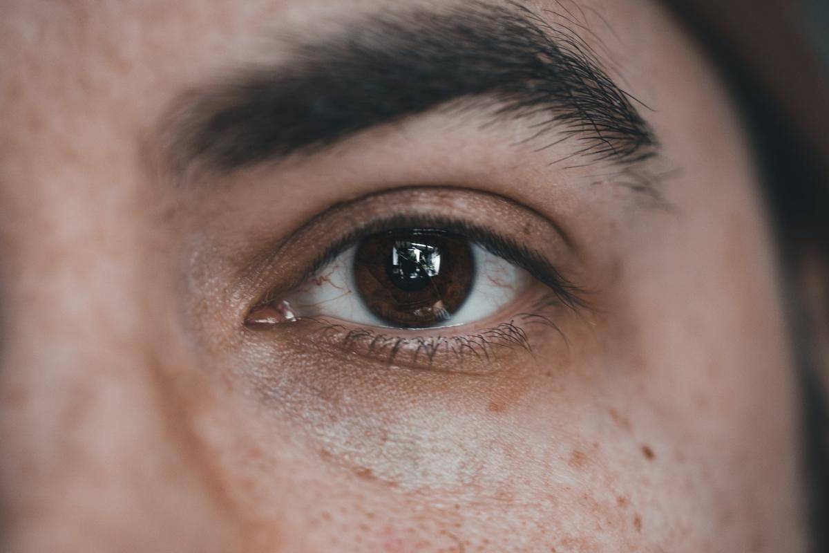 ilustrasi pria dengan alis tebal (unsplash.com/Erik Mclean)