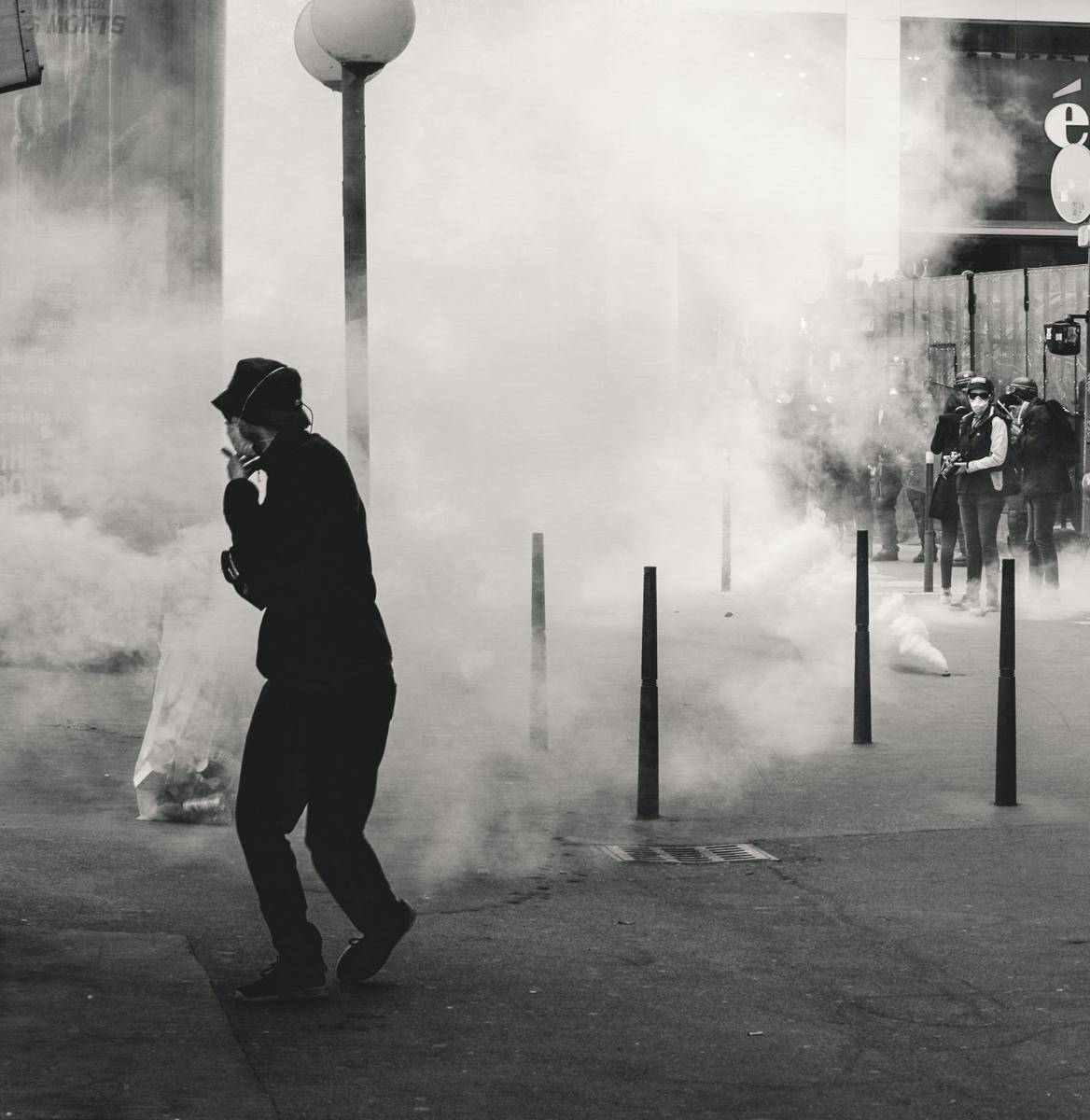 gambar seseorang menghindari gas air mata (unsplash.com/ev)