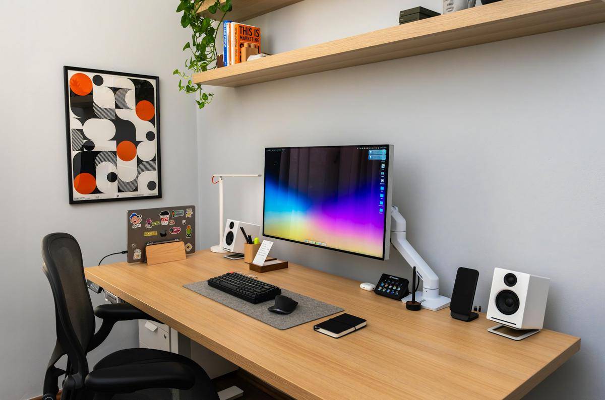 ide dekorasi meja kerja estetik (unsplash.com/Faizur Rehman