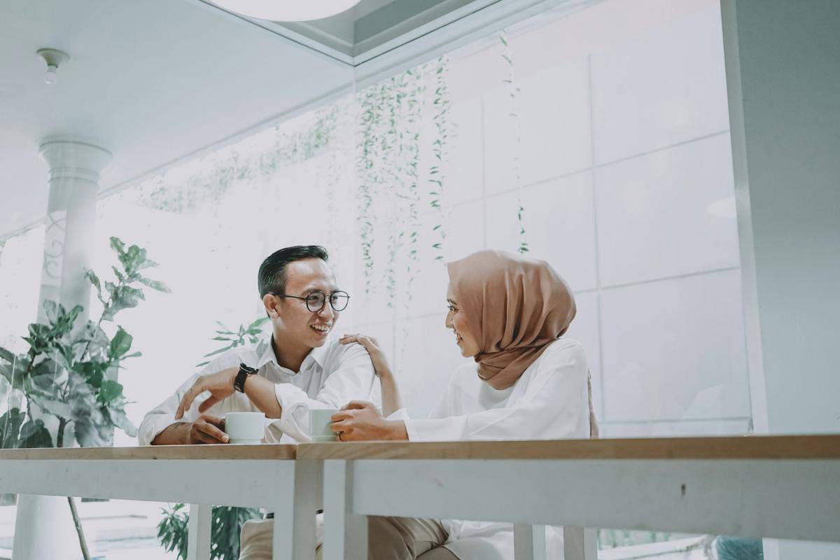 ilustrasi pria dan wanita sedang berkomunikasi (unsplash.com/graphic mu)