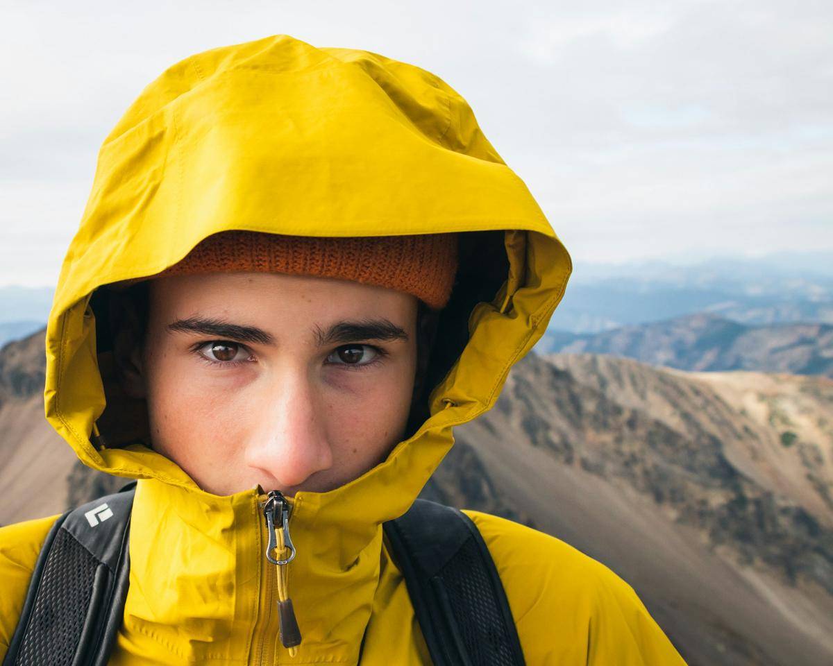 ilustrasi pria dengan alis tebal (unsplash.com/greg_rosenke)