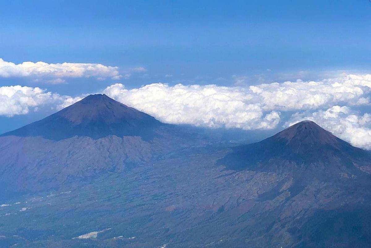 Gunung Sumbing dan Sindoro (commons.wikimedia.org/Adri45an)