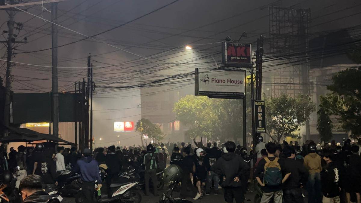 Aksi unjuk rasa di Mapolda DIY. (IDN Times/Herlambang Jati)