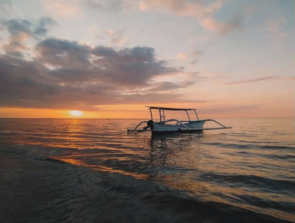 potret pemandangan di Pantai Lovina (instagram.com/hakeemley)