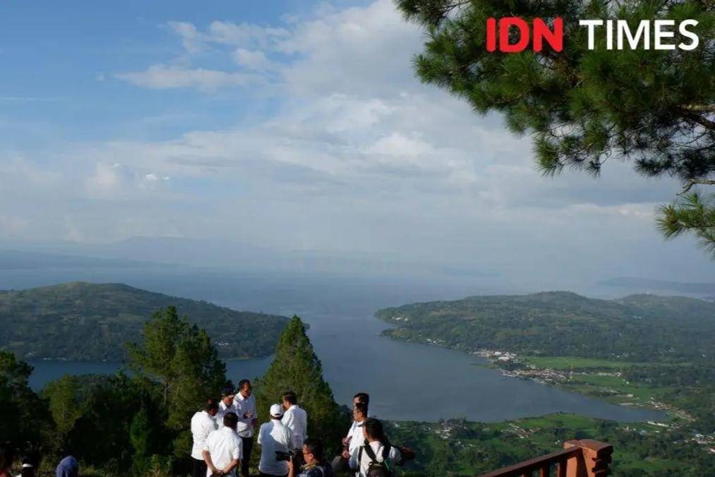 Panorama Pulau Sibandang dari Geosite Sipinsur (IDN Times/Prayugo Utomo)