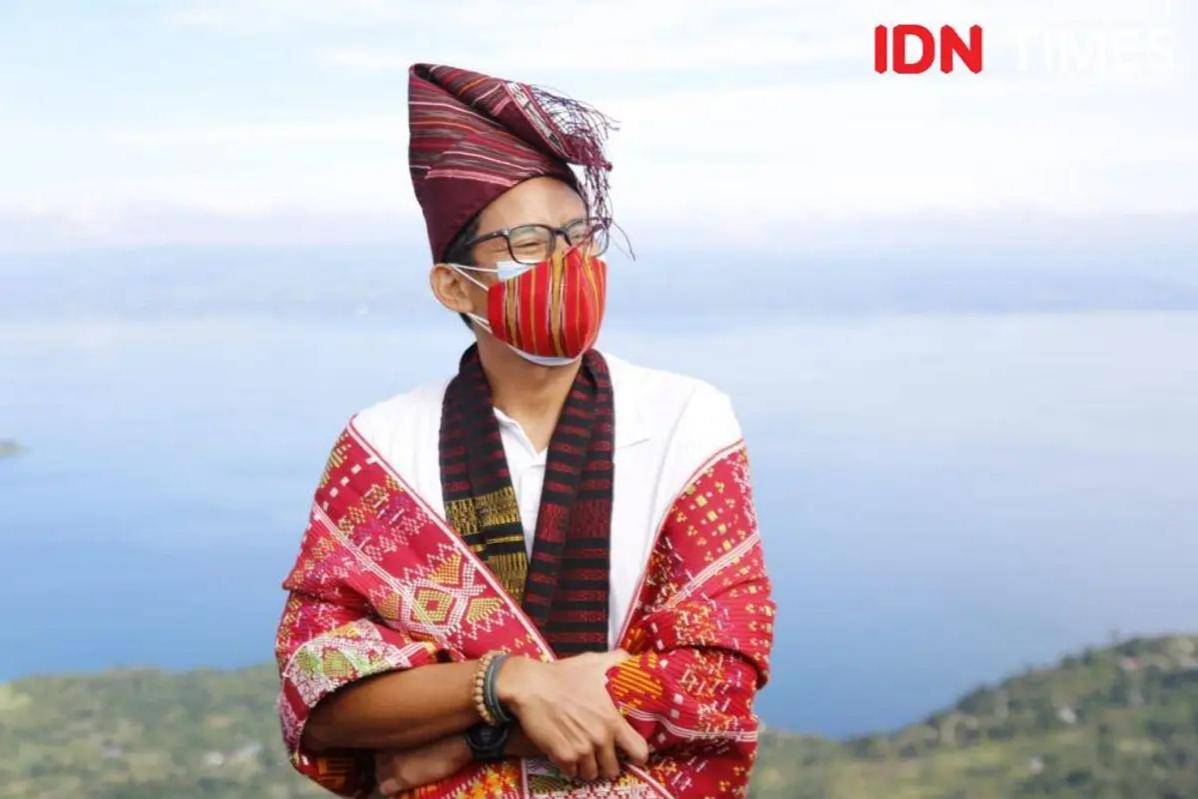 Menparekraf Sandiaga Uno saat berkunjung ke Hutaginjang, Tapanuli Utara, Rabu (30/12/2020). (Fit Hartoyo for IDN Times)