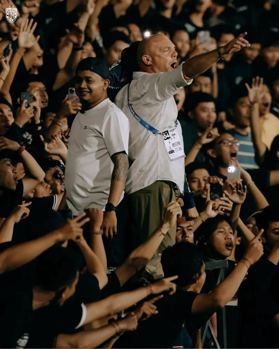 Johnny Jansen bersama Semeton Dewata. (Instagram.com/baliunitedfc)