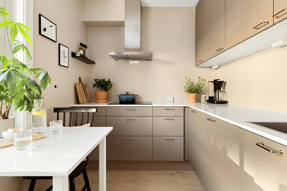 ilustrasi dapur warna krem (unplash.com/Lisa Anna)